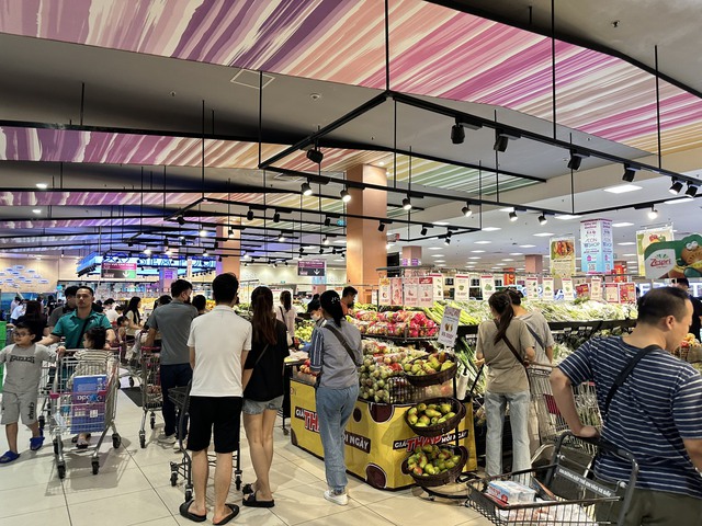 4 tháng đầu năm, bán lẻ hàng hóa và doanh thu dịch vụ tiêu dùng Hà Nội đạt 338,8 nghìn tỷ đồng- Ảnh 1.