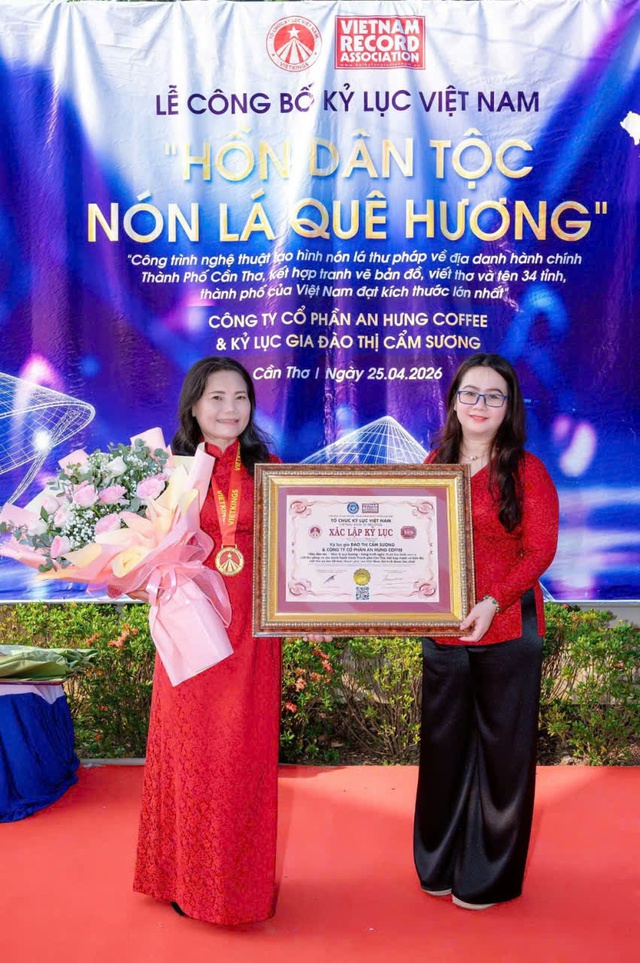 Nghệ nhân Đào Thị Cẩm Sương lập kỷ lục với tác phẩm "Hồn dân tộc - Nón lá quê hương”- Ảnh 1.