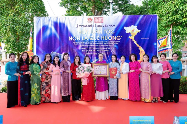 Nghệ nhân Đào Thị Cẩm Sương lập kỷ lục với tác phẩm "Hồn dân tộc - Nón lá quê hương”- Ảnh 3.