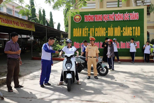 Kỹ năng lái xe an toàn: Hành trang không thể thiếu cho học sinh THPT- Ảnh 4.