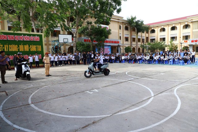 Kỹ năng lái xe an toàn: Hành trang không thể thiếu cho học sinh THPT- Ảnh 5.