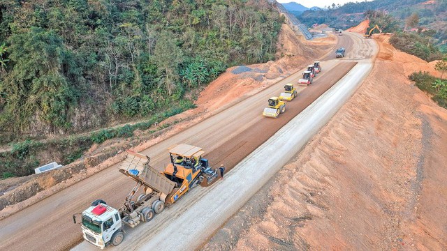 Bộ Xây dựng hướng dẫn điều chỉnh hợp đồng khi giá vật liệu biến động mạnh- Ảnh 1.
