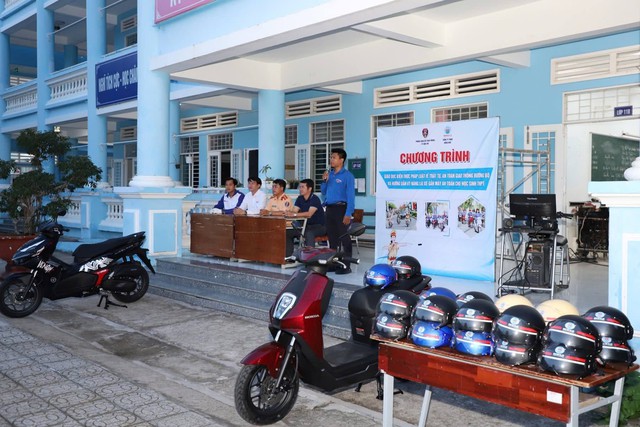 CSGT Cần Thơ: Mang kỹ năng lái xe an toàn đến với học sinh dân tộc nội trú- Ảnh 1.