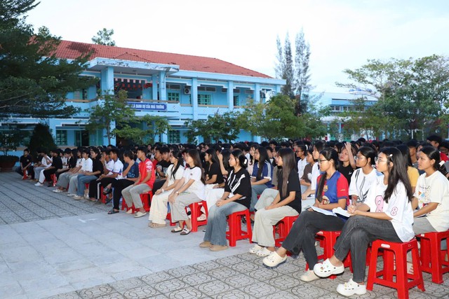 CSGT Cần Thơ: Mang kỹ năng lái xe an toàn đến với học sinh dân tộc nội trú- Ảnh 2.
