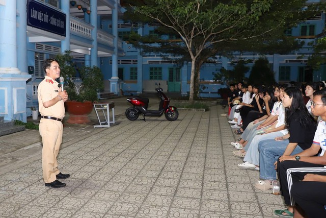 CSGT Cần Thơ: Mang kỹ năng lái xe an toàn đến với học sinh dân tộc nội trú- Ảnh 3.