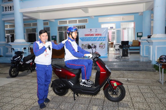 CSGT Cần Thơ: Mang kỹ năng lái xe an toàn đến với học sinh dân tộc nội trú- Ảnh 4.
