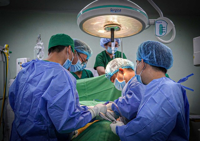 Hy hữu bệnh nhân bị đinh kim loại xuyên qua thành bụng khi sử máy bắn đinh cầm tay tại nhà- Ảnh 2.