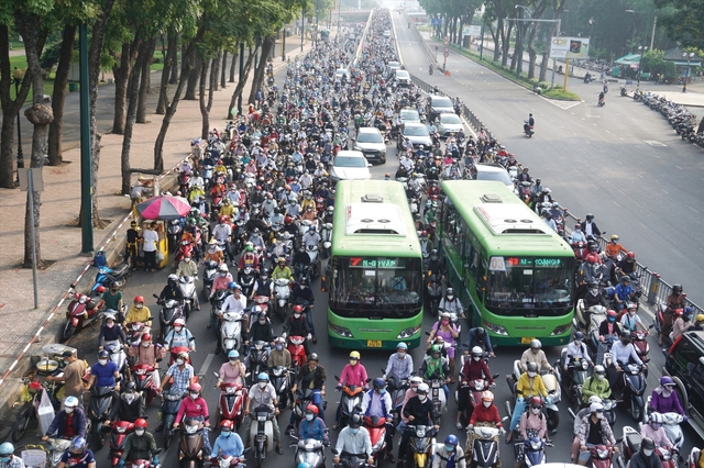 Hà Nội dự kiến hỗ trợ người dân từ 5 tới 20 triệu đồng khi chuyển đổi xe máy xăng sang xe điện- Ảnh 1.