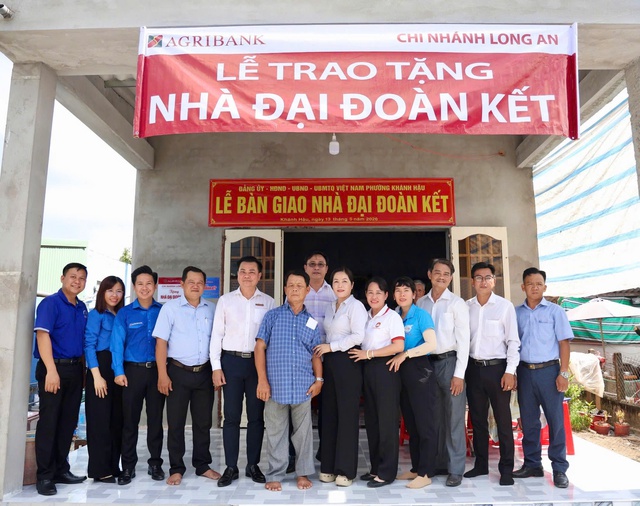 Tây Ninh: Agribank Chi nhánh Long An trao nhà Đại đoàn kết tại phường Khánh Hậu- Ảnh 1.