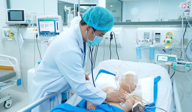 Ứng dụng công nghệ cao trong phẫu thuật và can thiệp mạch cứu sống bé 9 tuổi bị đột quỵ xuất huyết não tại S.I.S Cần Thơ- Ảnh 7. Ứng dụng công nghệ cao trong phẫu thuật và can thiệp mạch cứu sống bé 9 tuổi bị đột quỵ xuất huyết não tại S.I.S Cần Thơ- Ảnh 7.