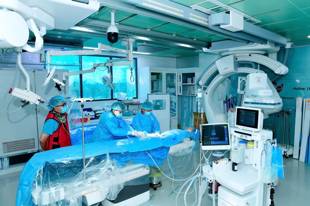 Ứng dụng công nghệ cao trong phẫu thuật và can thiệp mạch cứu sống bé 9 tuổi bị đột quỵ xuất huyết não tại S.I.S Cần Thơ- Ảnh 5. Ứng dụng công nghệ cao trong phẫu thuật và can thiệp mạch cứu sống bé 9 tuổi bị đột quỵ xuất huyết não tại S.I.S Cần Thơ- Ảnh 5.