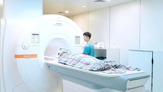 Ứng dụng công nghệ cao trong phẫu thuật và can thiệp mạch cứu sống bé 9 tuổi bị đột quỵ xuất huyết não tại S.I.S Cần Thơ- Ảnh 4. Ứng dụng công nghệ cao trong phẫu thuật và can thiệp mạch cứu sống bé 9 tuổi bị đột quỵ xuất huyết não tại S.I.S Cần Thơ- Ảnh 4.