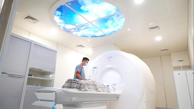 Ứng dụng công nghệ cao trong phẫu thuật và can thiệp mạch cứu sống bé 9 tuổi bị đột quỵ xuất huyết não tại S.I.S Cần Thơ- Ảnh 9. Ứng dụng công nghệ cao trong phẫu thuật và can thiệp mạch cứu sống bé 9 tuổi bị đột quỵ xuất huyết não tại S.I.S Cần Thơ- Ảnh 9.