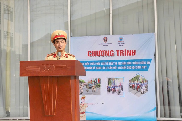 CSGT Cần Thơ trang bị kiến thức, kỹ năng tham gia giao thông an toàn cho học sinh THPT- Ảnh 1. CSGT Cần Thơ trang bị kiến thức, kỹ năng tham gia giao thông an toàn cho học sinh THPT- Ảnh 1.