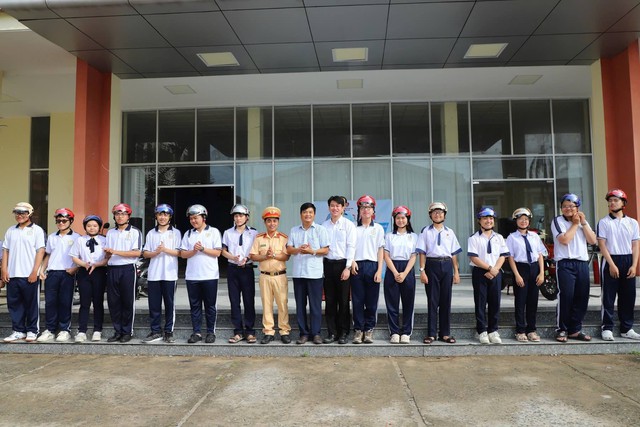 CSGT Cần Thơ trang bị kiến thức, kỹ năng tham gia giao thông an toàn cho học sinh THPT- Ảnh 4. CSGT Cần Thơ trang bị kiến thức, kỹ năng tham gia giao thông an toàn cho học sinh THPT- Ảnh 4.