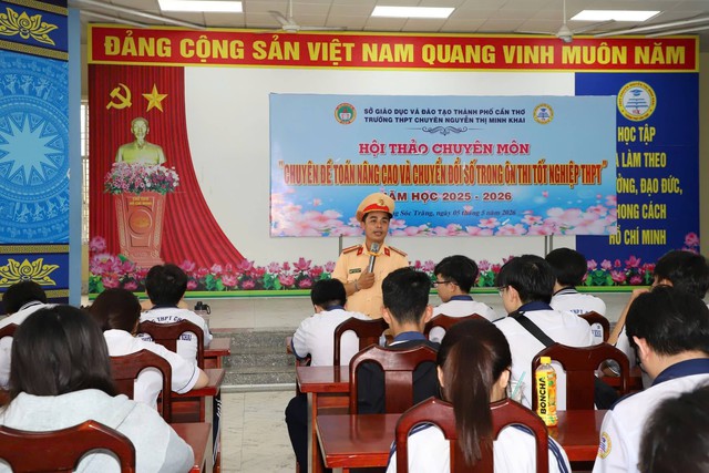 CSGT Cần Thơ trang bị kiến thức, kỹ năng tham gia giao thông an toàn cho học sinh THPT- Ảnh 3. CSGT Cần Thơ trang bị kiến thức, kỹ năng tham gia giao thông an toàn cho học sinh THPT- Ảnh 3.