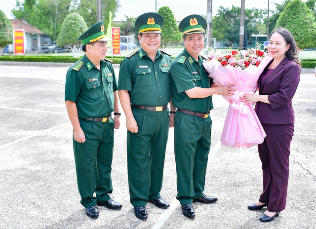 Phó Chủ tịch nước Võ Thị Ánh Xuân thăm, động viên cán bộ, chiến sĩ Biên phòng Cửa khẩu cảng Dương Đông- Ảnh 1.