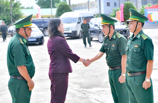 Phó Chủ tịch nước Võ Thị Ánh Xuân thăm, động viên cán bộ, chiến sĩ Biên phòng Cửa khẩu cảng Dương Đông- Ảnh 2.