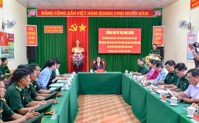 Phó Chủ tịch nước Võ Thị Ánh Xuân thăm, động viên cán bộ, chiến sĩ Biên phòng Cửa khẩu cảng Dương Đông- Ảnh 4.