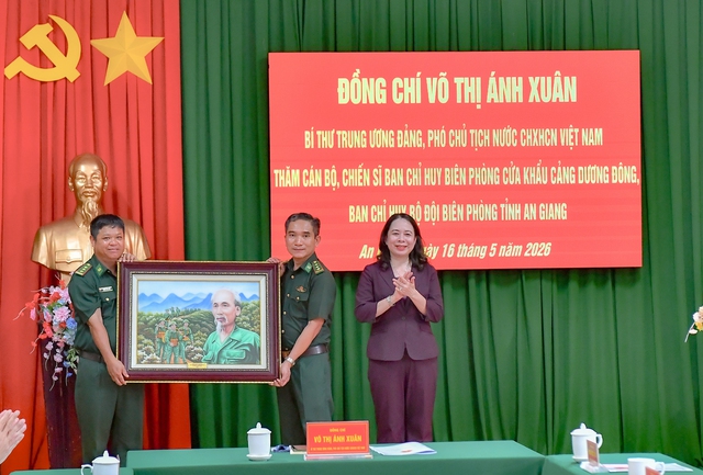 Phó Chủ tịch nước Võ Thị Ánh Xuân thăm, động viên cán bộ, chiến sĩ Biên phòng Cửa khẩu cảng Dương Đông- Ảnh 6.