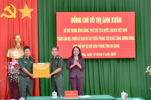 Phó Chủ tịch nước Võ Thị Ánh Xuân thăm, động viên cán bộ, chiến sĩ Biên phòng Cửa khẩu cảng Dương Đông- Ảnh 7.
