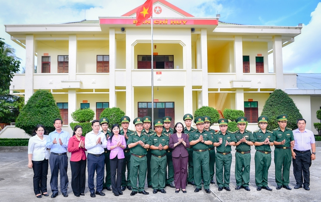 Phó Chủ tịch nước Võ Thị Ánh Xuân thăm, động viên cán bộ, chiến sĩ Biên phòng Cửa khẩu cảng Dương Đông- Ảnh 8.