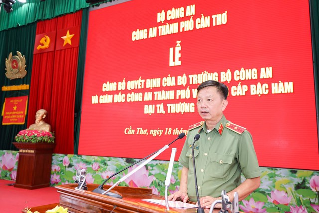 Công an TP Cần Thơ tổ chức Lễ công bố Quyết định thăng cấp bậc hàm Đại tá, Thượng tá đối với 82 sĩ quan- Ảnh 7.
