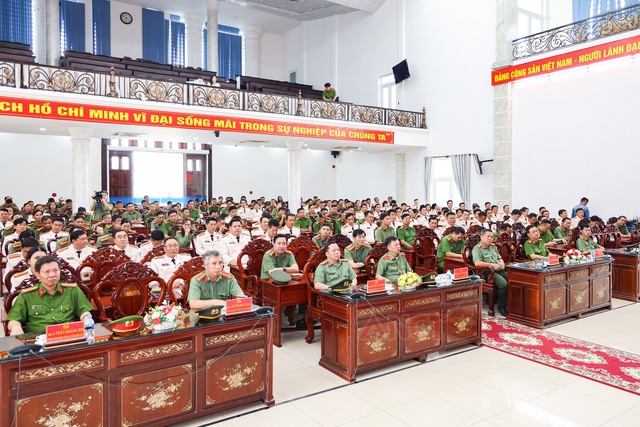 Công an TP Cần Thơ tổ chức Lễ công bố Quyết định thăng cấp bậc hàm Đại tá, Thượng tá đối với 82 sĩ quan- Ảnh 1.