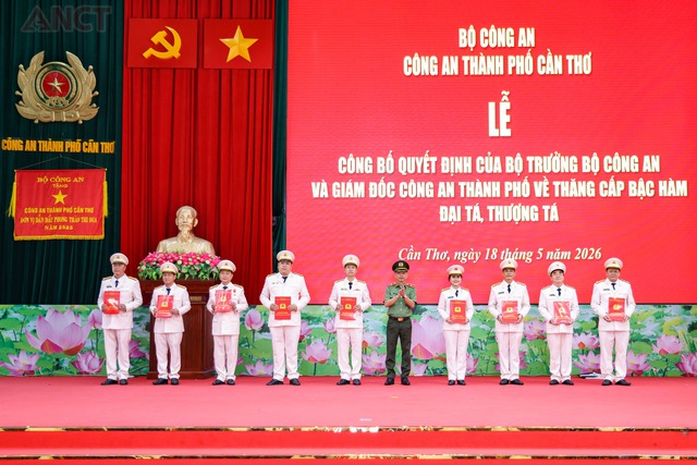 Công an TP Cần Thơ tổ chức Lễ công bố Quyết định thăng cấp bậc hàm Đại tá, Thượng tá đối với 82 sĩ quan- Ảnh 8.