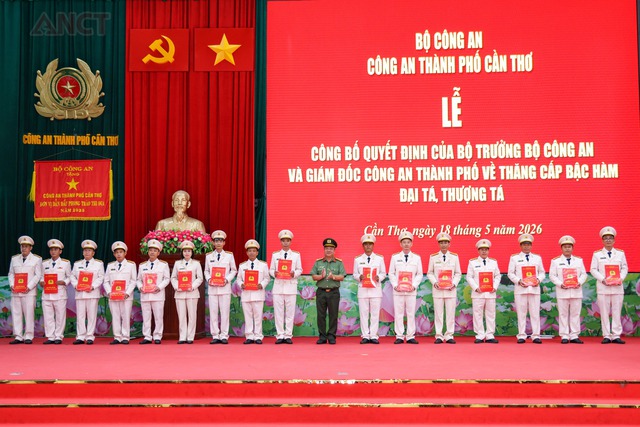 Công an TP Cần Thơ tổ chức Lễ công bố Quyết định thăng cấp bậc hàm Đại tá, Thượng tá đối với 82 sĩ quan- Ảnh 3.