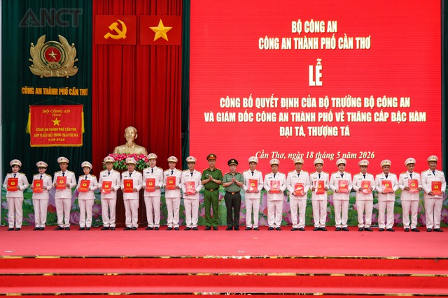 Công an TP Cần Thơ tổ chức Lễ công bố Quyết định thăng cấp bậc hàm Đại tá, Thượng tá đối với 82 sĩ quan- Ảnh 4.