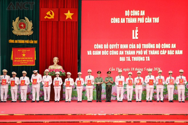Công an TP Cần Thơ tổ chức Lễ công bố Quyết định thăng cấp bậc hàm Đại tá, Thượng tá đối với 82 sĩ quan- Ảnh 5.