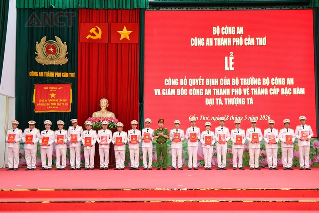 Công an TP Cần Thơ tổ chức Lễ công bố Quyết định thăng cấp bậc hàm Đại tá, Thượng tá đối với 82 sĩ quan- Ảnh 6.