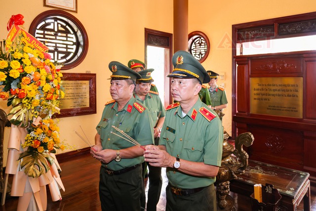 Công an TP Cần Thơ tổ chức Lễ công bố Quyết định thăng cấp bậc hàm Đại tá, Thượng tá đối với 82 sĩ quan- Ảnh 10.
