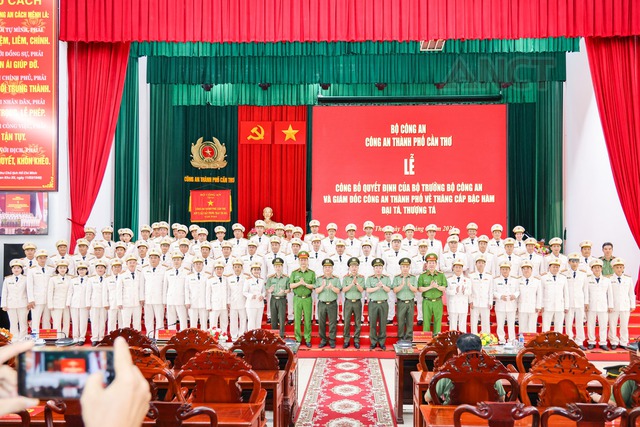 Công an TP Cần Thơ tổ chức Lễ công bố Quyết định thăng cấp bậc hàm Đại tá, Thượng tá đối với 82 sĩ quan- Ảnh 11.