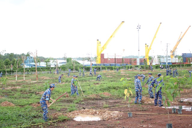 Trung tâm Bảo đảm kỹ thuật Vùng 2 hải quân tổ chức “Tết trồng cây đời đời nhớ ơn Bác Hồ”- Ảnh 3. Trung tâm Bảo đảm kỹ thuật Vùng 2 hải quân tổ chức “Tết trồng cây đời đời nhớ ơn Bác Hồ”- Ảnh 3.