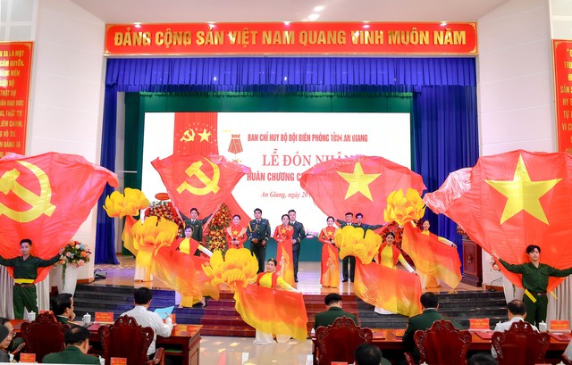 Ban Chỉ huy BĐBP tỉnh An Giang nhận Huân chương Chiến công hạng Ba- Ảnh 1. Ban Chỉ huy BĐBP tỉnh An Giang nhận Huân chương Chiến công hạng Ba- Ảnh 1.