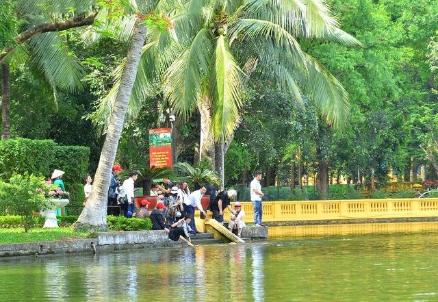 Dâng hương tưởng nhớ Chủ tịch Hồ Chí Minh: Khơi dậy trách nhiệm và bản lĩnh Người làm báo Cách mạng- Ảnh 4. Dâng hương tưởng nhớ Chủ tịch Hồ Chí Minh: Khơi dậy trách nhiệm và bản lĩnh Người làm báo Cách mạng- Ảnh 4.