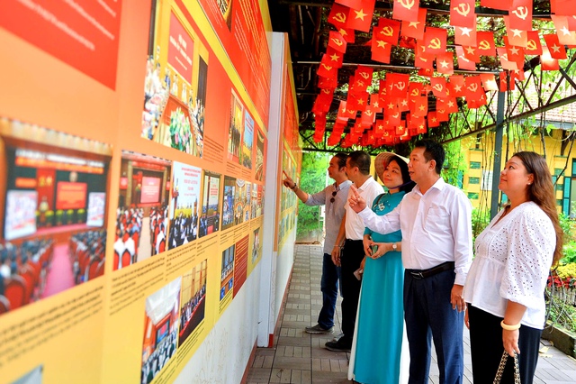 Dâng hương tưởng nhớ Chủ tịch Hồ Chí Minh: Khơi dậy trách nhiệm và bản lĩnh Người làm báo Cách mạng- Ảnh 2. Dâng hương tưởng nhớ Chủ tịch Hồ Chí Minh: Khơi dậy trách nhiệm và bản lĩnh Người làm báo Cách mạng- Ảnh 2.