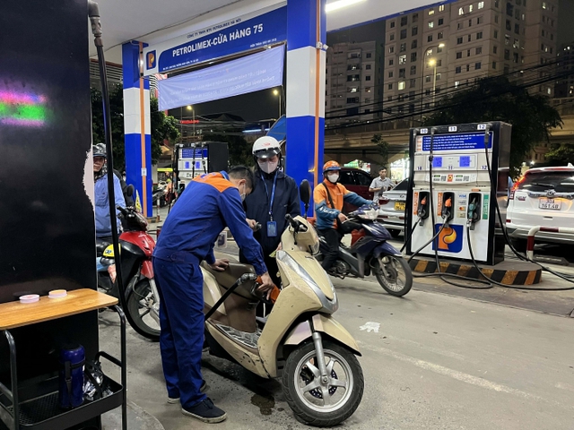 Giá xăng dầu hôm nay 21/5: Điều chỉnh tăng thêm gần 1.500 đồng/lít- Ảnh 1. Giá xăng dầu hôm nay 21/5: Điều chỉnh tăng thêm gần 1.500 đồng/lít- Ảnh 1.