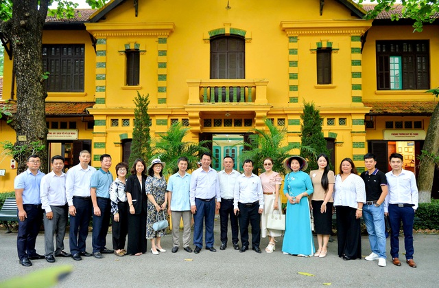 Dâng hương tưởng nhớ Chủ tịch Hồ Chí Minh: Khơi dậy trách nhiệm và bản lĩnh Người làm báo Cách mạng- Ảnh 6. Dâng hương tưởng nhớ Chủ tịch Hồ Chí Minh: Khơi dậy trách nhiệm và bản lĩnh Người làm báo Cách mạng- Ảnh 6.