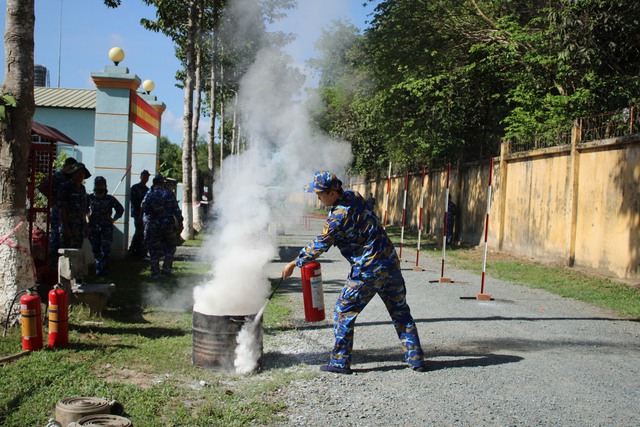 Nhiều hoạt động thiết thực tại các đơn vị thuộc Vùng 2 Hải quân- Ảnh 3.