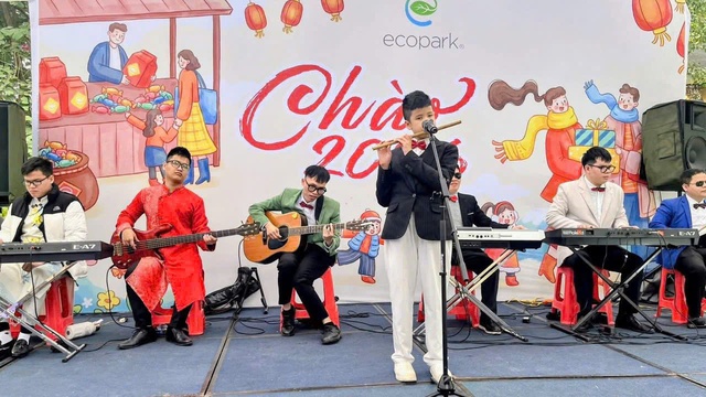 Nghệ sĩ nhí khiếm thị Trần Đình Vinh Quang và hành trình chạm tới khán giả bằng âm nhạc- Ảnh 1.
