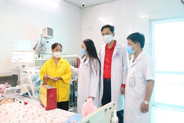Hưng Yên: Trao quà cho các bệnh nhi nhân dịp Quốc tế Thiếu nhi 01/6- Ảnh 8. Hưng Yên: Trao quà cho các bệnh nhi nhân dịp Quốc tế Thiếu nhi 01/6- Ảnh 8.