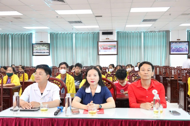 Hưng Yên: Trao quà cho các bệnh nhi nhân dịp Quốc tế Thiếu nhi 01/6- Ảnh 1. Hưng Yên: Trao quà cho các bệnh nhi nhân dịp Quốc tế Thiếu nhi 01/6- Ảnh 1.