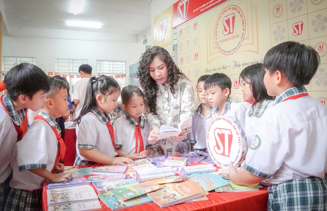 Hội sách chào Hè: Nhịp cầu gắn kết gia đình trong nhịp sống hiện đại vốn bị chi phối bởi các thiết bị số- Ảnh 2. Hội sách chào Hè: Nhịp cầu gắn kết gia đình trong nhịp sống hiện đại vốn bị chi phối bởi các thiết bị số- Ảnh 2.