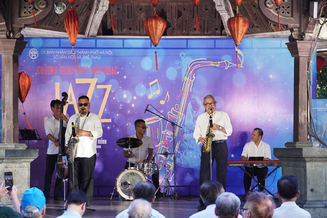 Khi những giai điệu về Hà Nội hòa vào nhịp sống bên hồ Gươm- Ảnh 2.