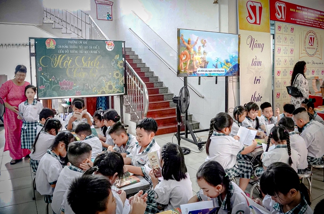 Hội sách chào Hè: Nhịp cầu gắn kết gia đình trong nhịp sống hiện đại vốn bị chi phối bởi các thiết bị số- Ảnh 1. Hội sách chào Hè: Nhịp cầu gắn kết gia đình trong nhịp sống hiện đại vốn bị chi phối bởi các thiết bị số- Ảnh 1.