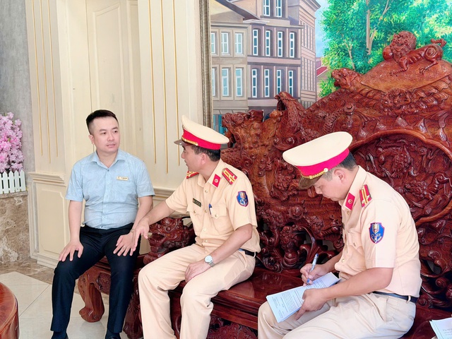 Công an Đồng Nai: Tuyên truyền “Đã uống rượu, bia thì không lái xe” đến các cơ sở kinh doanh dịch vụ ăn uống, giải trí- Ảnh 2. Công an Đồng Nai: Tuyên truyền “Đã uống rượu, bia thì không lái xe” đến các cơ sở kinh doanh dịch vụ ăn uống, giải trí- Ảnh 2.