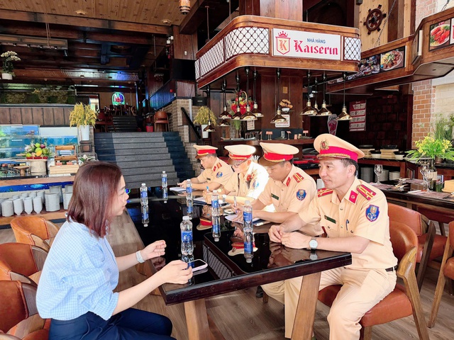 Công an Đồng Nai: Tuyên truyền “Đã uống rượu, bia thì không lái xe” đến các cơ sở kinh doanh dịch vụ ăn uống, giải trí- Ảnh 1. Công an Đồng Nai: Tuyên truyền “Đã uống rượu, bia thì không lái xe” đến các cơ sở kinh doanh dịch vụ ăn uống, giải trí- Ảnh 1.